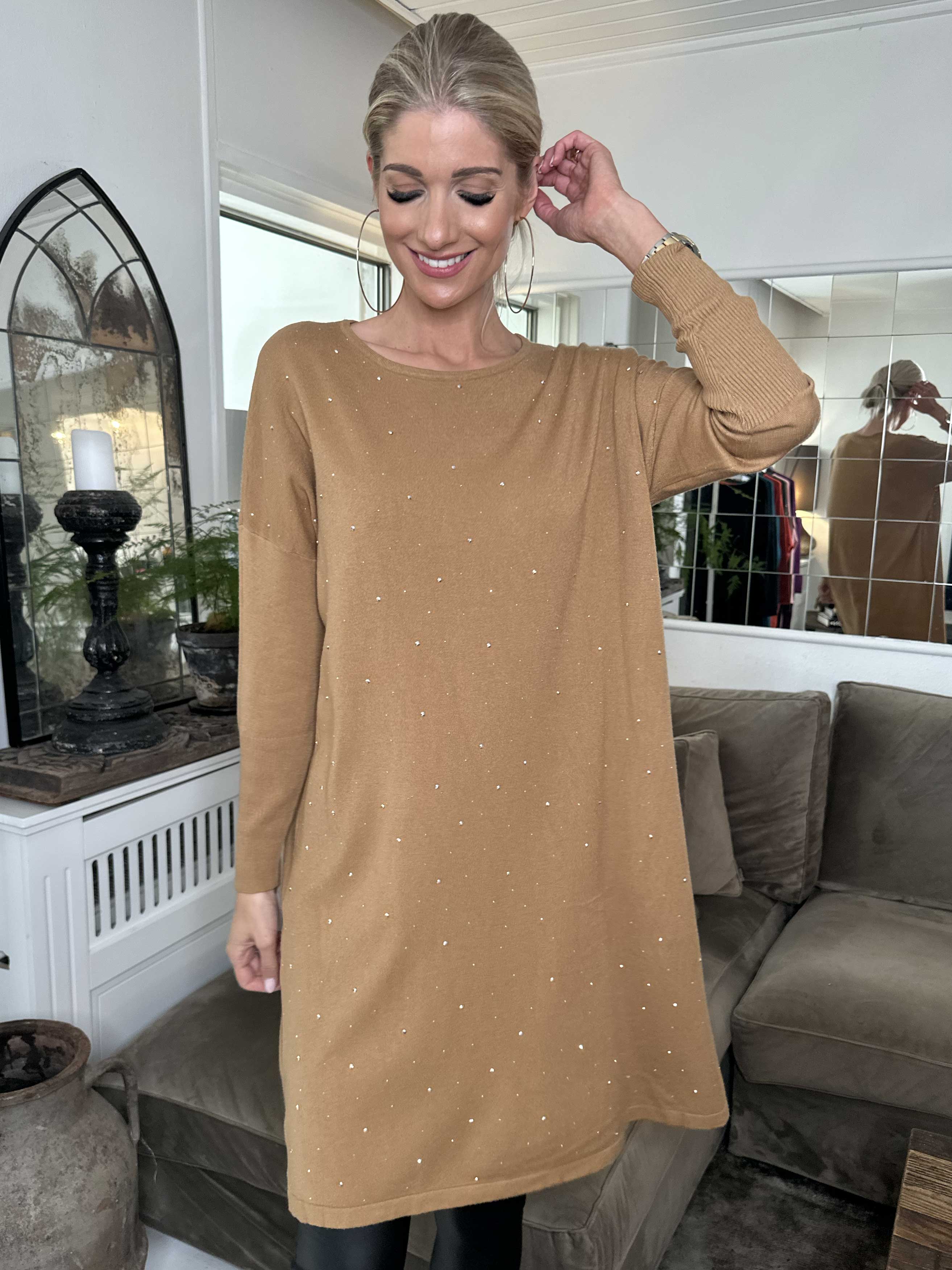 Elisa - Blød strikkjole pyntet med små sten